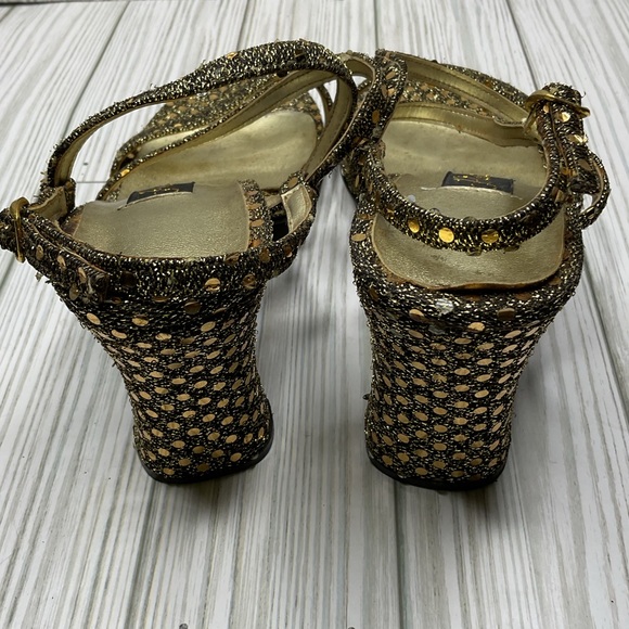 629-Parisian women’s gold high heels - Picture 4 of 7